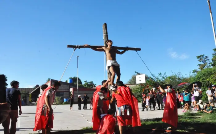 Vecinos de Alto Comedero protagonizaron una emotiva representación del Vía Crucis