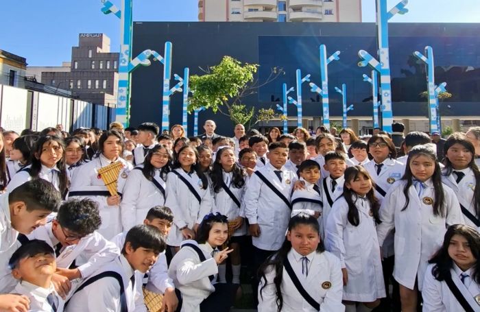Alumnos de la Escuela Legado Belgraniano realizaron su promesa en el Cabildo histórico