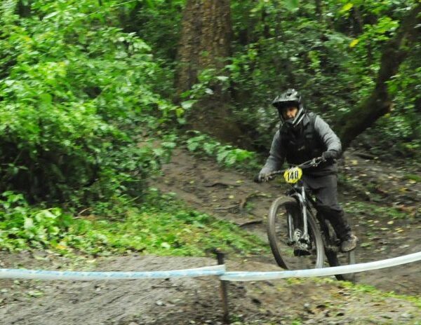 “Chuli” Jorge acompañó una nueva fecha del campeonato regional de Downhill en Los Perales