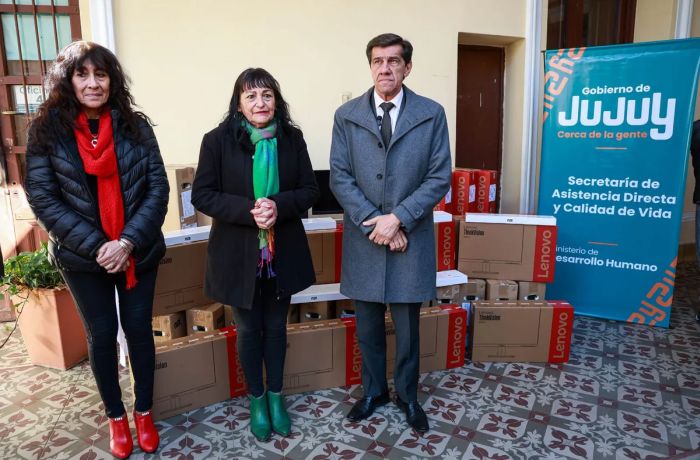El gobernador Sadir entregó equipamiento informático para fortalecer la asistencia…