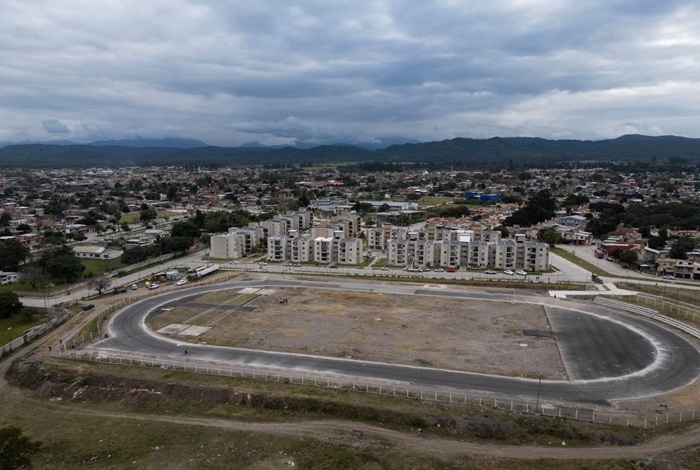 Sadir supervisó avances del complejo deportivo y la pista de atletismo internacional en Alto Comedero