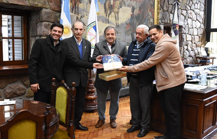 La Legislatura entregó la Bandera Nacional de la Libertad Civil al Instituto Belgraniano para su traslado a Maimará
