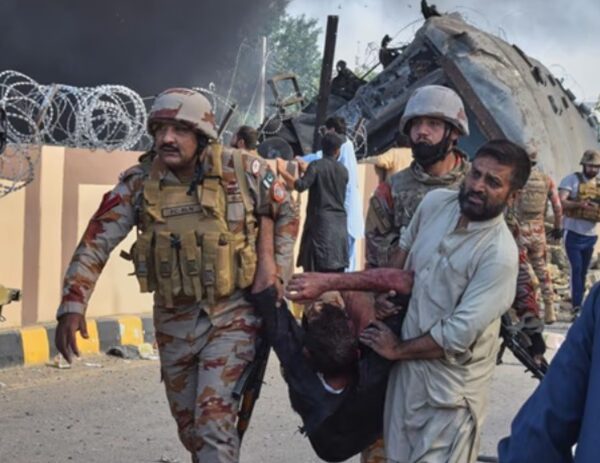 Masacre en Pakistán: Ataque terrorista contra un tren militar dejó 24 muertos