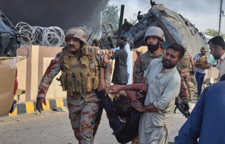 Masacre en Pakistán: Ataque terrorista contra un tren militar dejó…