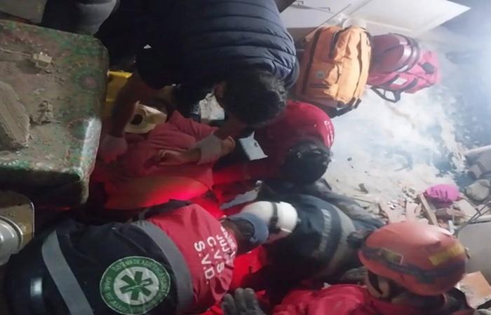 Por el violento temporal en Jujuy, bomberos asistieron a una mujer tras el derrumbe de una pared y trabajan en toda la ciudad