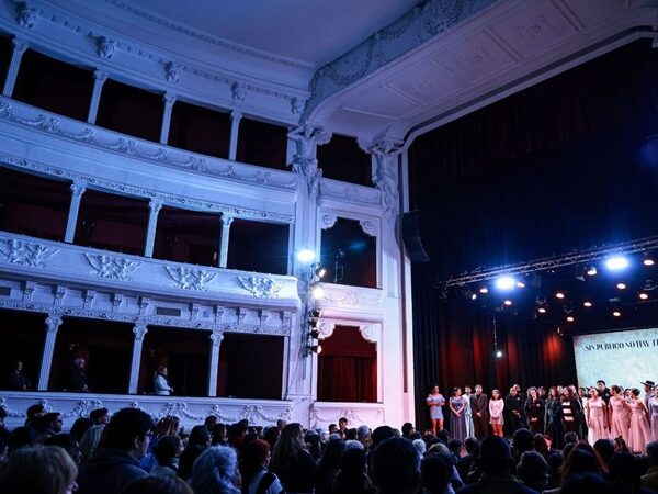 Se realizó la gala por los 125 años del Teatro Mitre con la presencia del gobernador Sadir