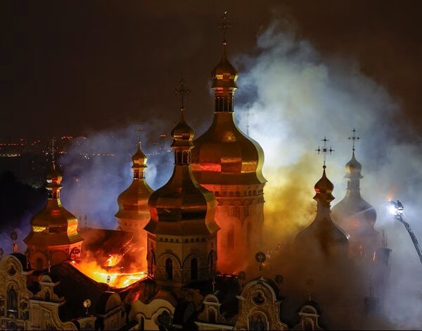 Rusia lanzó un ataque masivo contra Ucrania e incendió la histórica Catedral de la Dormición en Kiev: Al menos 9 muertos