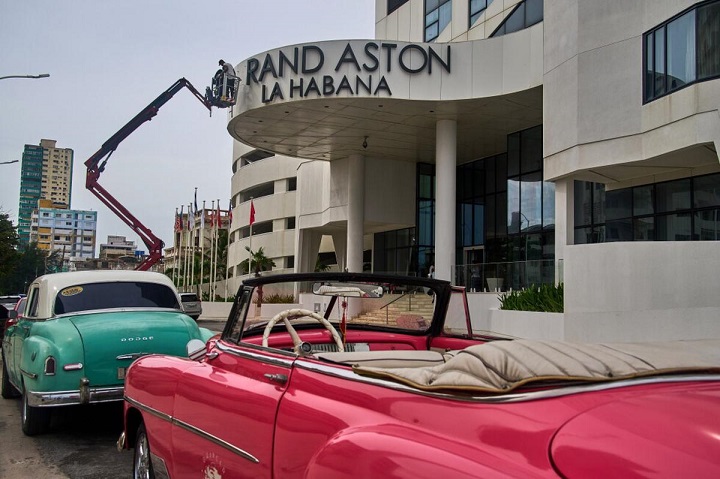 La crisis de combustible paraliza los icónicos autos de Cuba en su lucha diaria