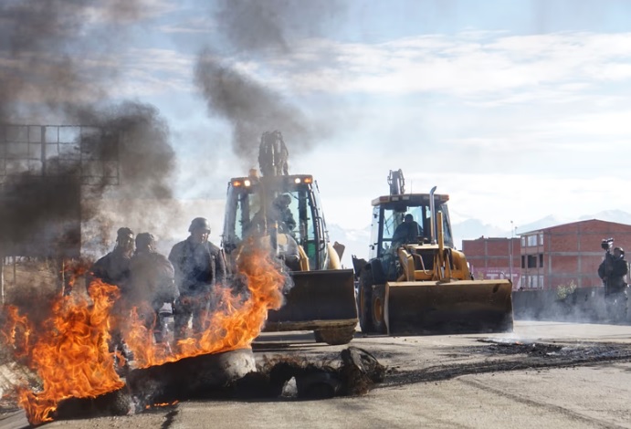 El presidente de Bolivia decretó el estado de excepción para desactivar los bloqueos de rutas