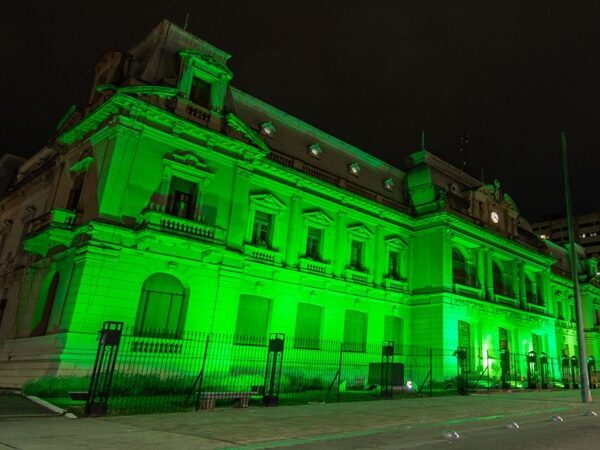 Casa de Gobierno se iluminó en adhesión a tres fechas significativas