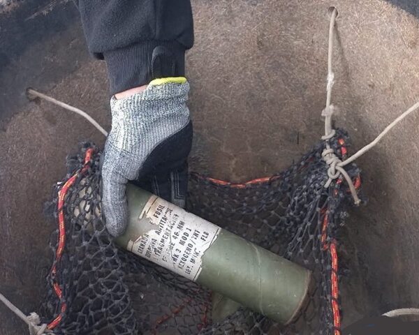 Encontraron un contenedor de granada de fusil en pasarela que conecta los barrios de Campo Verde y Chijra