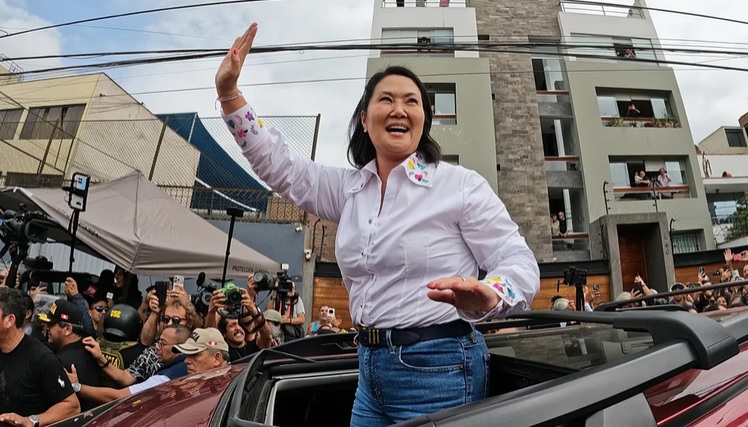 Perú: Keiko Fujimori recibirá las credenciales presidenciales tras un agónico conteo