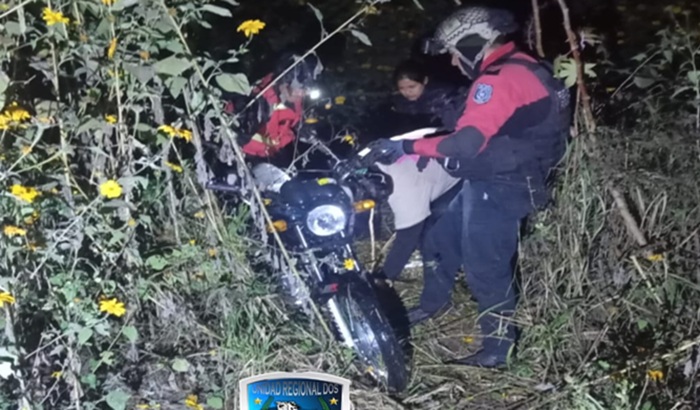 Asisten a motociclista que sufrió un accidente en un canal vecinal