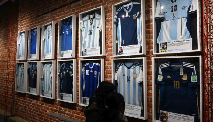 El Centro Cultural “Héctor Tizón” inaugura una muestra histórica de camisetas de la Selección Argentina