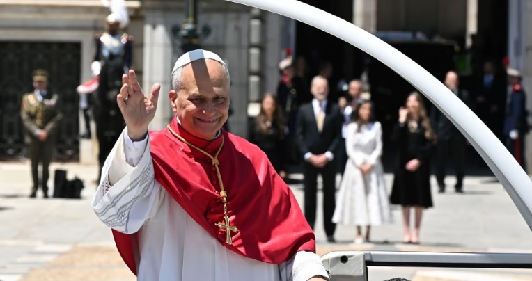 El Papa concluyó su visita a España y regresó al Vaticano en un avión cedido por el rey