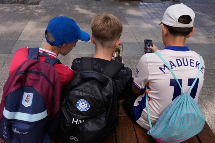 Australia refuerza leyes para limitar acceso de niños a redes sociales