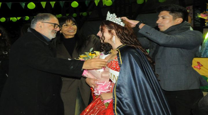 FNE: Jorge coronó a la nueva representante de la Escuela Municipal Maestra Marina Vilte