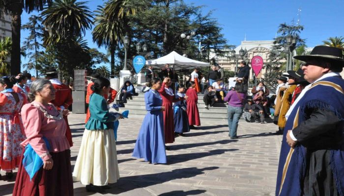 La Plaza Belgrano celebró el Día de la Independencia con danza, música y gastronomía regional