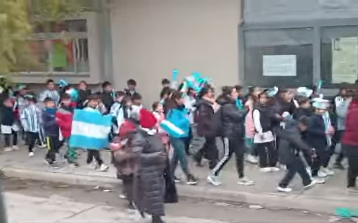 Banderazo de niños de la Escuela Minero Jujeño llenó de celeste y blanco las calles de Alto Comedero