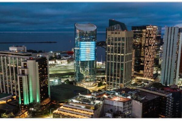La Torre Macro ubicada en Buenos Aires, vuelve a vestirse con la bandera más grande del país