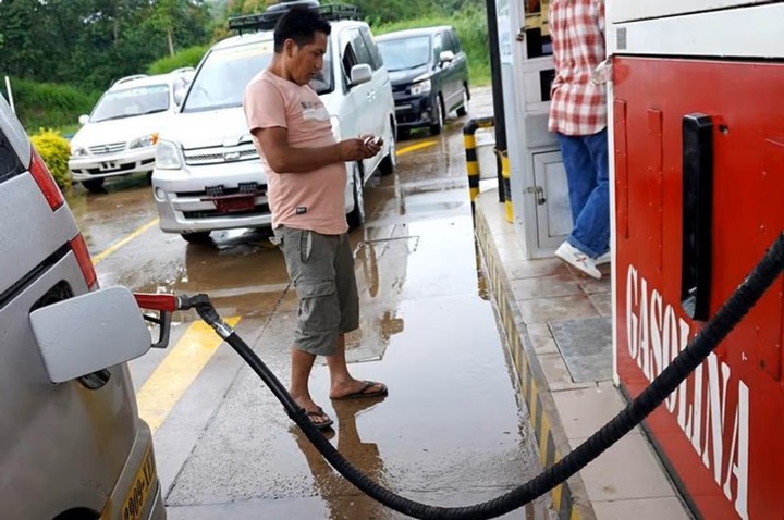 Bolivia congela por un año precio de combustibles