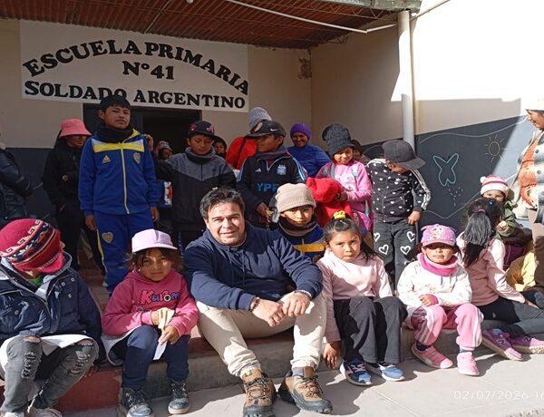 La Comisión de Asociados del Banco Credicoop llevo importantes donaciones a una escuela de Coctaca