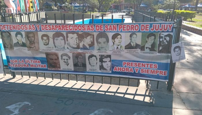 Muestra fotográfica de la dictadura militar en la plaza central de San Pedro de Jujuy