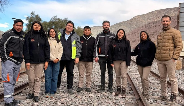 El equipo de auxiliares a bordo de Tren Solar se capacitó en el curso de Guardatrén