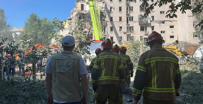 Ucrania: Equipos de rescate trabajan para salvar a residentes atrapados tras ola de ataques rusos