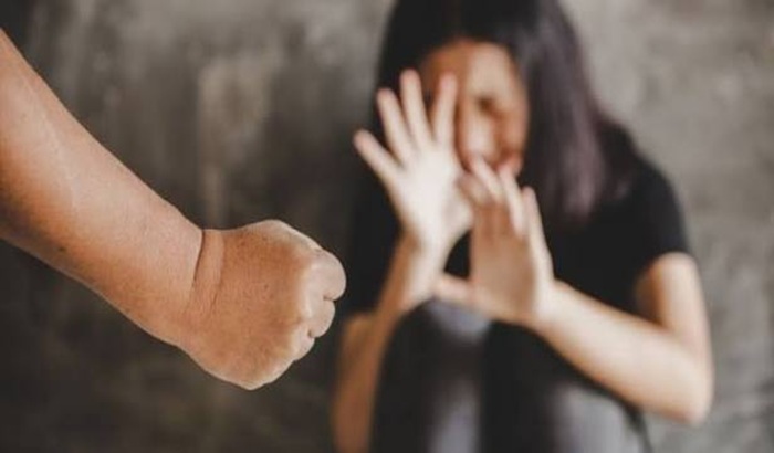 Una mujer denunció que su pareja le revisó el celular, la golpeó y la echó desnuda de su casa