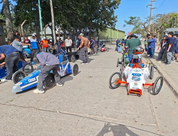 Estudiantes de escuelas técnicas compitieron con vehículos eléctricos en la Eco Race de Libertador