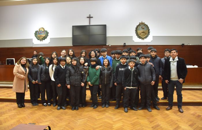 Estudiantes de primer año de la Escuela de Comercio Nº 1 “Prof. José Antonio Casas” visitaron la Legislatura