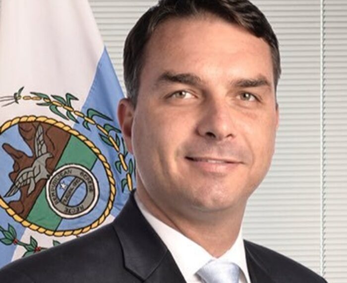 Ahora Flávio Bolsonaro se presenta como «líder» de Brasil