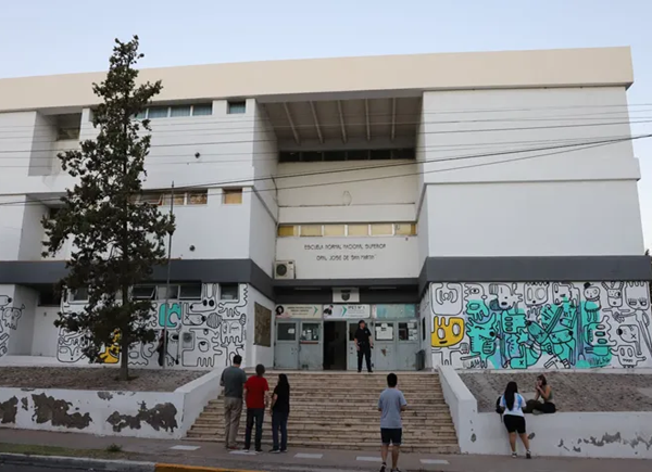 Una madre que golpeo a una directora y vicedirectora en Neuquén podría ser sentenciada hoy con cárcel
