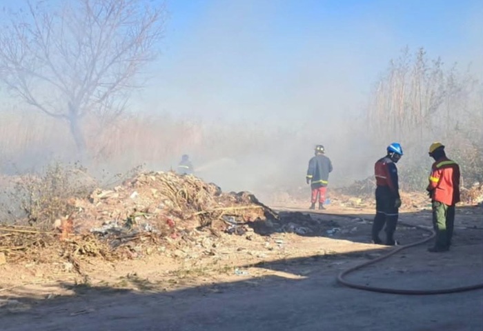 Incendio de pastizales en Alto Comedero: Socorrieron a una mujer de 58 años que se descompensó