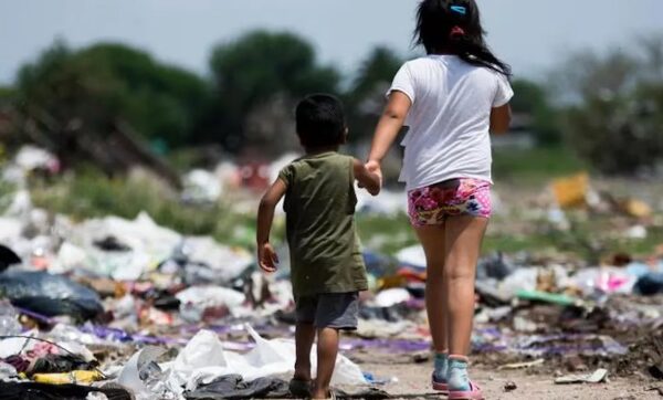 Cuatro de cada diez niños no compra ropa ni calzado: «Los chicos son los más pobres de la población»