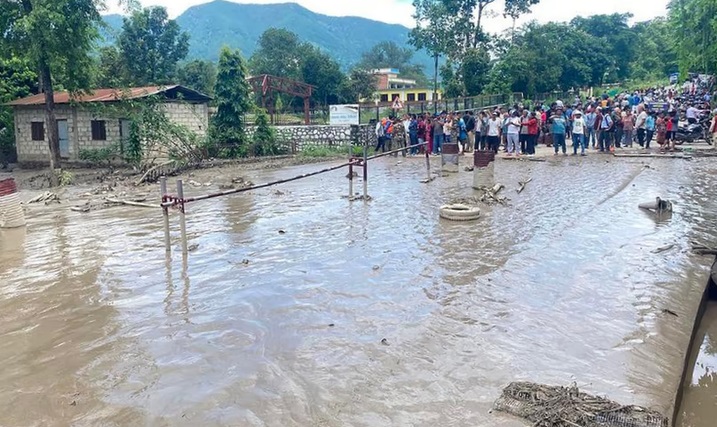 392 muertos por inundaciones en Nepal y China, se buscan a más de 1300 desaparecidos
