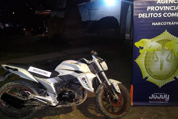 Allanamiento en Alto Comedero: Dos detenidos, secuestraron estupefacientes, dinero y una motocicleta con la numeración limada