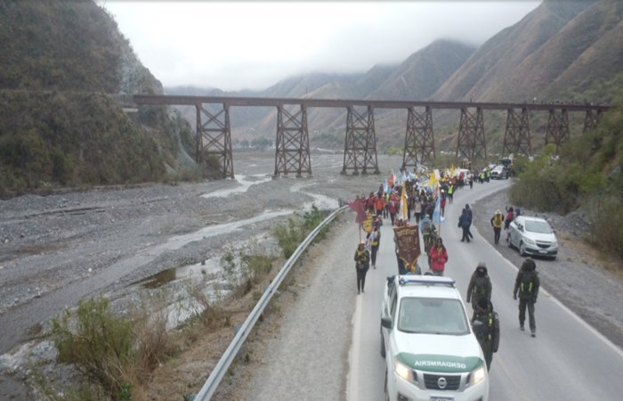 Gendarmes asistieron y protegieron a 12.000 personas en la travesía por la Ruta Nacional N°51 hasta la Catedral Basílica de Salta