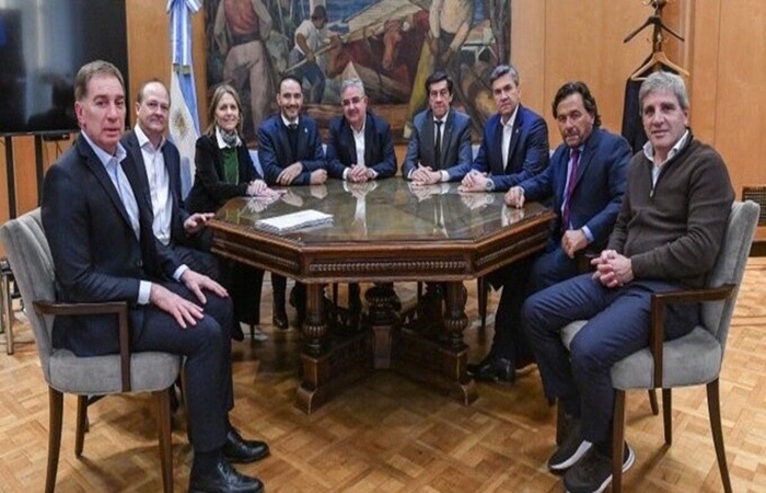 Sadir y 12 gobernadores más viajarán con Milei a París