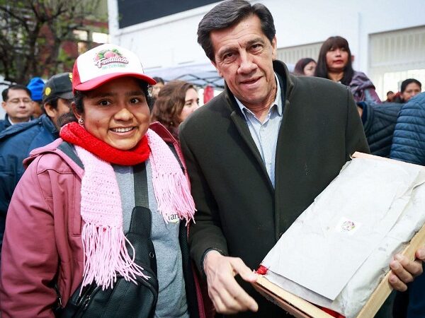 El gobernador destacó el impacto de la producción de frutilla en la generación de empleo