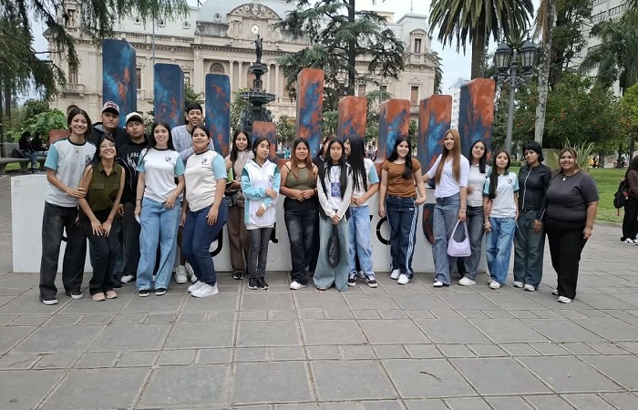 Estudiantes de Caimancito recorrieron el Cabildo y el Palacio de Gobierno