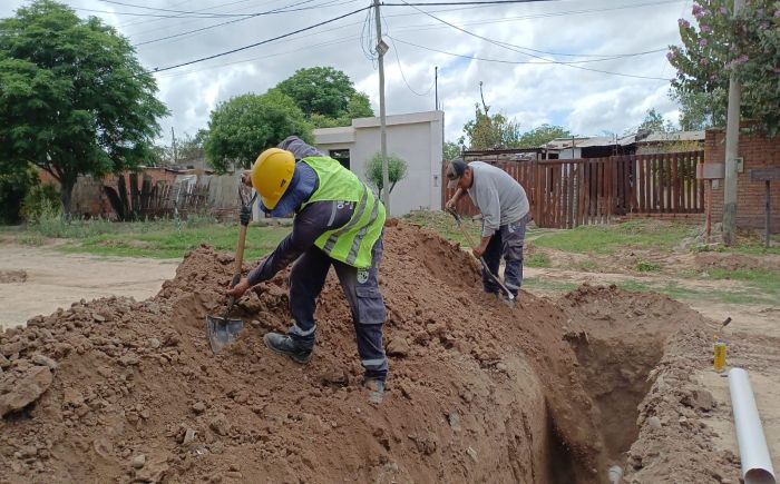 Avanzan las conexiones domiciliarias de cloacas en el barrio Los Lapachos