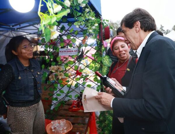 El gobernador Carlos Sadir recorrió la Expo «Sabores de Mi Tierra» en Perico