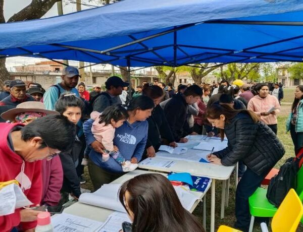 El Gobierno acompaña a familias del Ex Aeroclub para completar el alta del servicio eléctrico