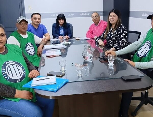 ATE mantuvo una reunión en la Secretaría de Niñez, Adolescencia y Familia y exigió el cese del hostigamiento a quienes reclaman