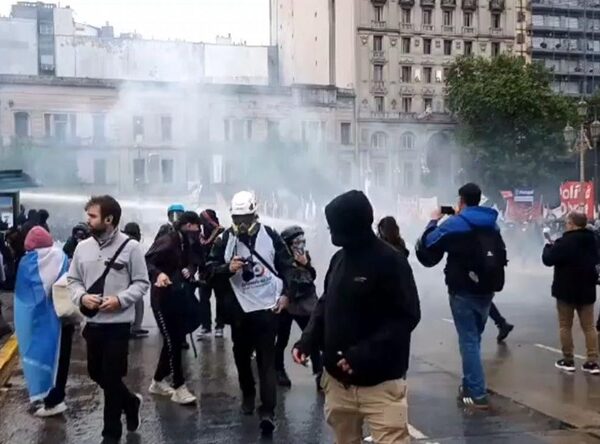 Incidentes en la marcha universitaria: La Policía avanzó con camiones hidrantes frente al Congreso