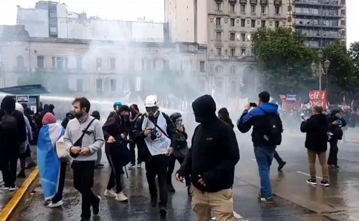 Incidentes en la marcha universitaria: La Policía avanzó con camiones&hellip;