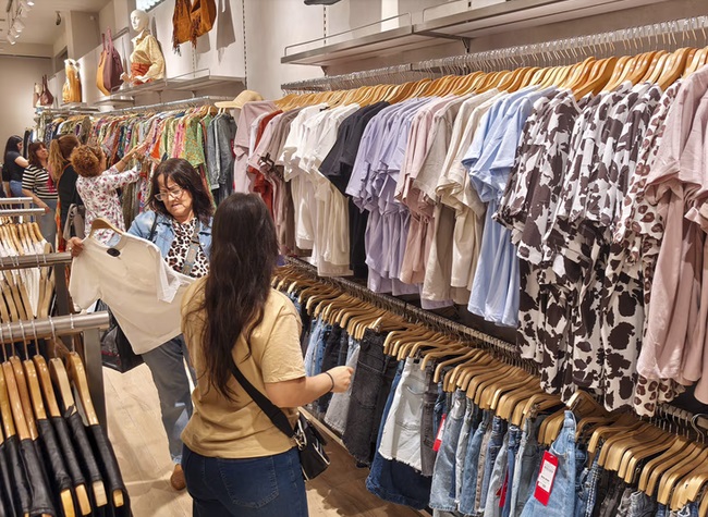 Argentina tiene ropa y restaurantes más caros de la región, pese a la leve baja de la inflación en dólares en julio