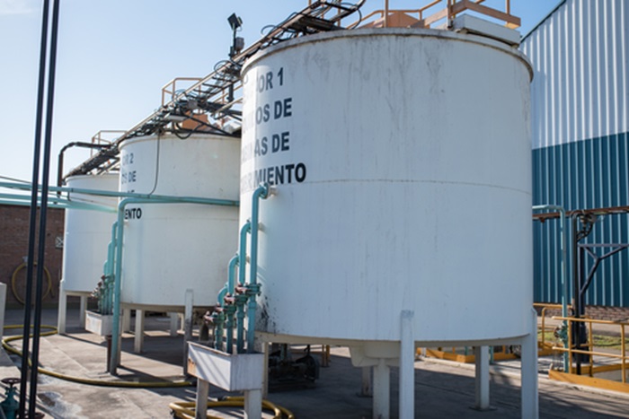 Bacterias y aguas residuales: Hallazgo de 2026 que genera electricidad y limpia el agua con un 88% de eficacia